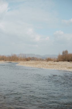 Dağlardan akan küçük bir nehir.