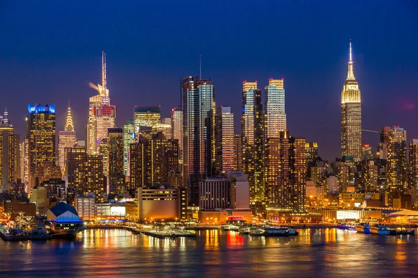 纽约市曼哈顿市中心建筑物的天际线 — 图库照片