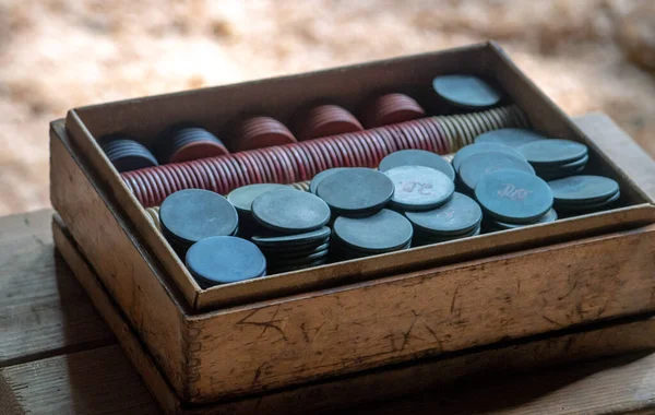 Una Vieja Antigua Caja Madera Contiene Docenas Fichas Póquer Retro —  Fotos de Stock