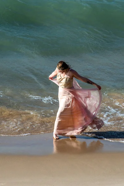 Krásná Mladá Žena Rozevlátých Šatech Tančí Podél Vln Mokré Písečné — Stock fotografie