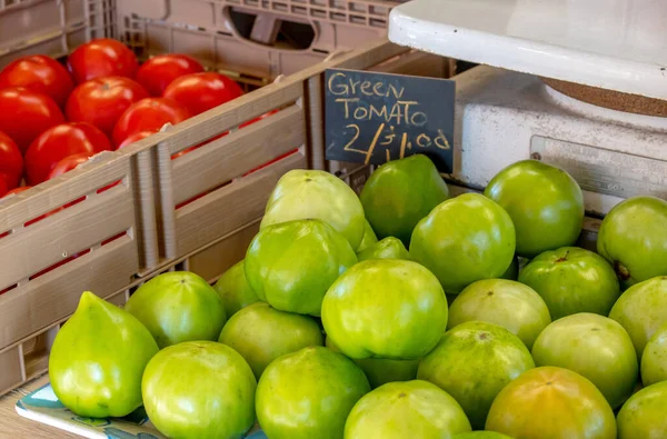 Rijpe Groene Tomaten Zitten Naast Rode Tomaten Blik Een Boerenmarkt — Stockfoto