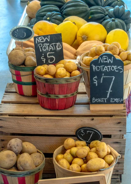 Marktvertoning Van Nieuwe Aardappelen Kleurrijke Manden Met Uithangborden — Stockfoto
