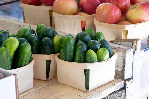 Frische Gurken Stehen Neben Michigan Äpfeln Auf Diesem Wunderbaren Bauernmarkt — Stockfoto