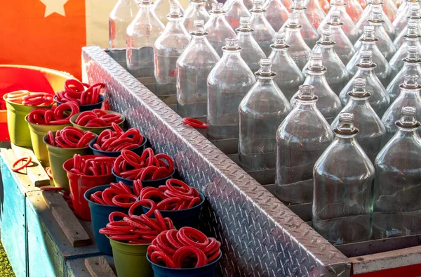 Cubos Anillos Rojos Están Listos Para Ser Lanzados Variedad Botellas —  Fotos de Stock