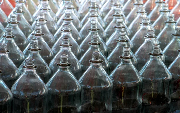 Bei Einem Kreisfest Werden Reihen Von Glasflaschen Für Ein Ringwurfspiel — Stockfoto
