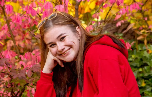 Μια Όμορφη Έφηβη Κόκκινη Μπλούζα Ποζάρει Μια Λαμπερή Φθινοπωρινή Μέρα — Φωτογραφία Αρχείου