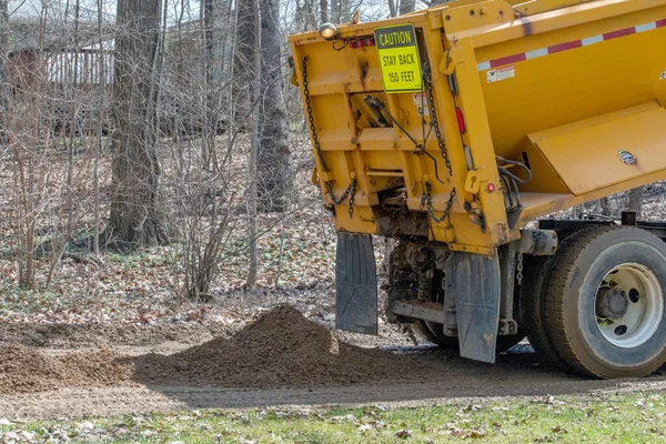 一辆大型垃圾车把泥土倒在路上修路 — 图库照片