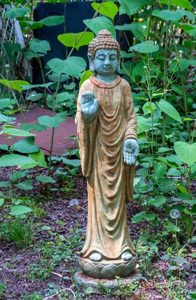 Oriental Stojící Buddha Socha Přidává Klid Krásné Zahrady — Stock fotografie