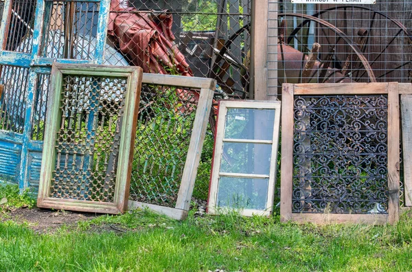 装飾的な金属の仕事が付いている救助窓そしてドアはミシガン州アメリカの救助の庭で販売のためです — ストック写真