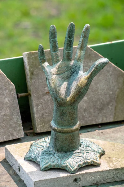 Uma Grande Mão Metal Verdade Uma Escultura Divertida Lugar Para Imagens Royalty-Free