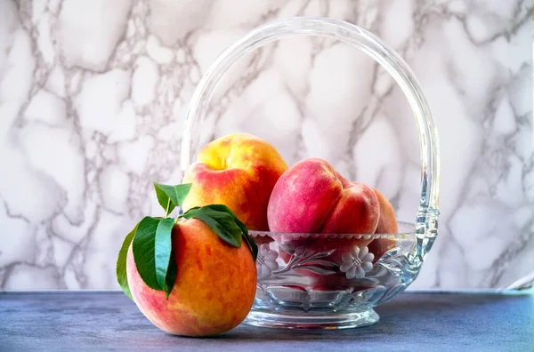 Crystal Bowl Peaches Sits Table Marble Background — Stock Photo, Image