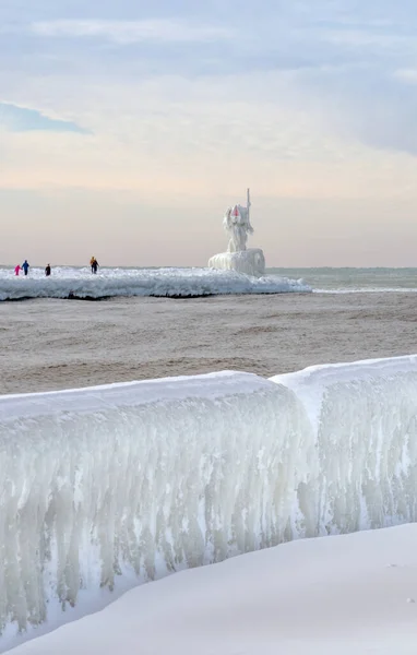 Туристы Осторожно Прогуливаются Замерзшей Набережной Увидеть Маяк Покрытый Льдом Сент Стоковое Изображение