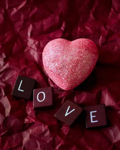 Плитки Проговаривают Любовь Красным Сердцем Красном Фоне Лицензионные Стоковые Фото