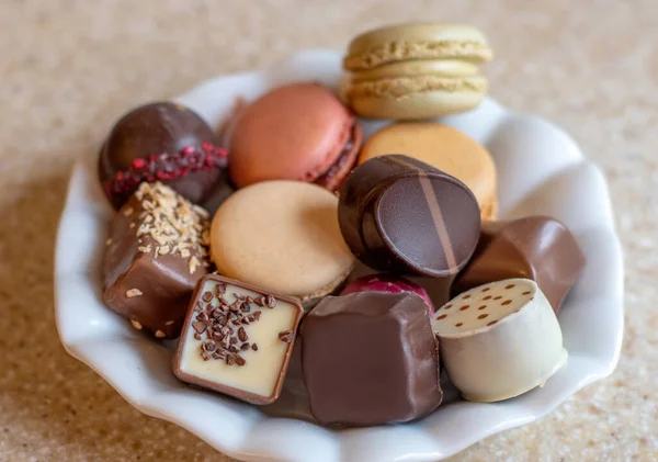 Kleiner Süßer Teller Mit Verschiedenen Macarons Und Gourmet Pralinen lizenzfreie Stockfotos