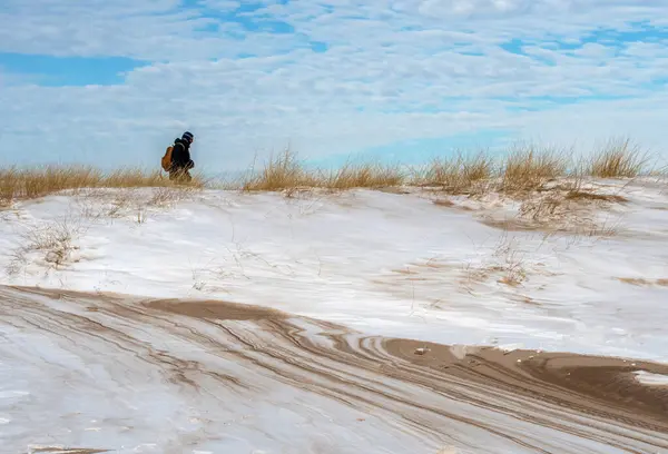 2024年1月21日圣约瑟美国密执安州圣约瑟市 一名男子徒步穿越密歇根湖沿岸冰冻的海滩 免版税图库图片
