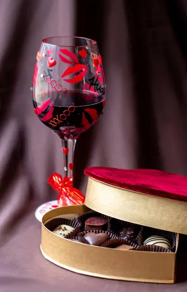 Wein Und Schokolade Sind Ideal Für Den Valentinstag Oder Jede Stockbild