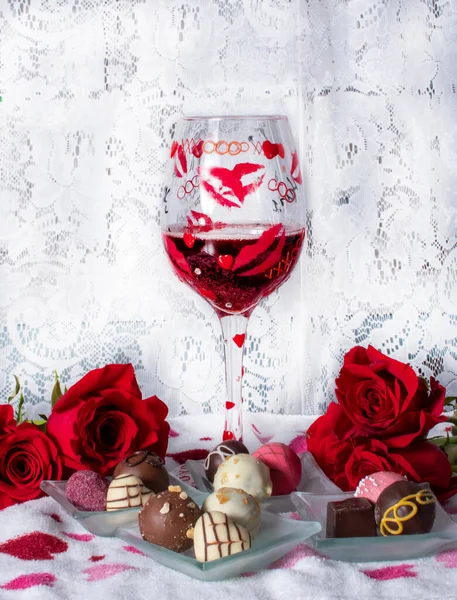 Romantic Roses Wine Chocolates Still Life Lace Curtain Background lizenzfreie Stockbilder
