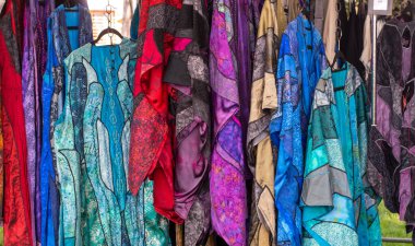 Batik giysileri yerel bir sanat ve zanaat fuarında satışta.