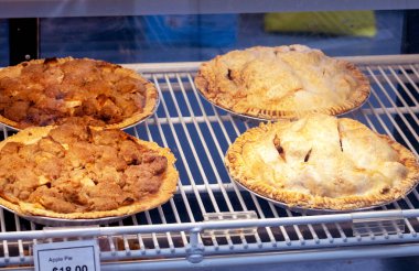 Taze elmalı turtalar çift kabuklu ya da streusel soslu satılıktır.