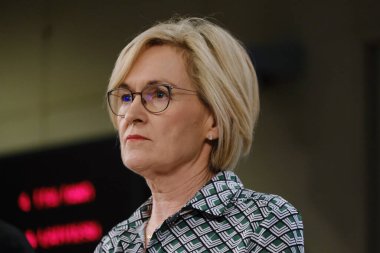 AB Komisyon Üyeleri Valdis DOMBROVSKIS ve Mairead McGUINNESS 'in Brüksel' de ani ödemeler konusunda Komisyon 'un önerisi üzerine düzenledikleri basın toplantısı, Belçika 26 Ekim 2022.