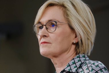 AB Komisyon Üyeleri Valdis DOMBROVSKIS ve Mairead McGUINNESS 'in Brüksel' de ani ödemeler konusunda Komisyon 'un önerisi üzerine düzenledikleri basın toplantısı, Belçika 26 Ekim 2022.