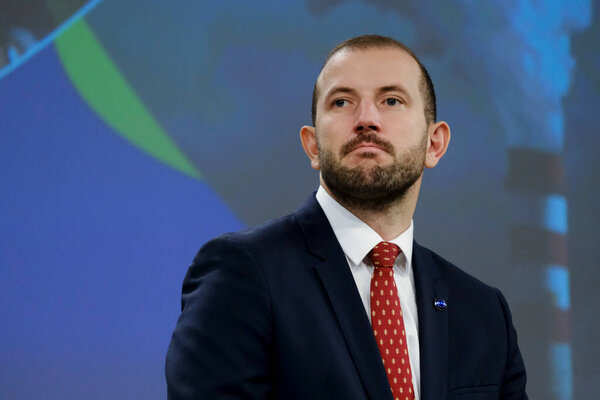 Комиссар ЕС Франс Тиммерманс и комиссар ЕС Виргиниюс Синкявичюс выступили на пресс-конференции в штаб-квартире ЕС в Брюсселе, Бельгия, 26 октября 2022 года.