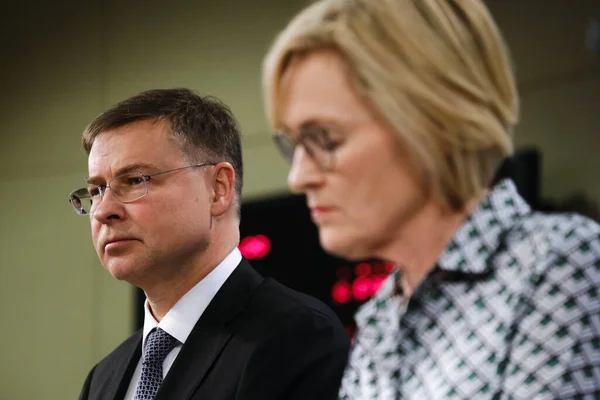 Conférence Presse Des Commissaires Valdis Dombrovskis Mairead Mcguinness Sur Proposition — Photo