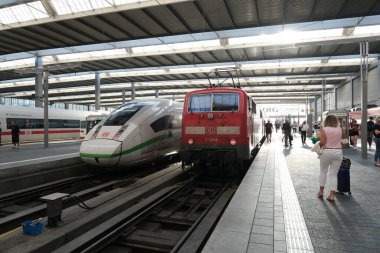 Almanya 'daki Münih Merkez İstasyonu' nda 25 Temmuz 2022 'de trenler durmaktadır..