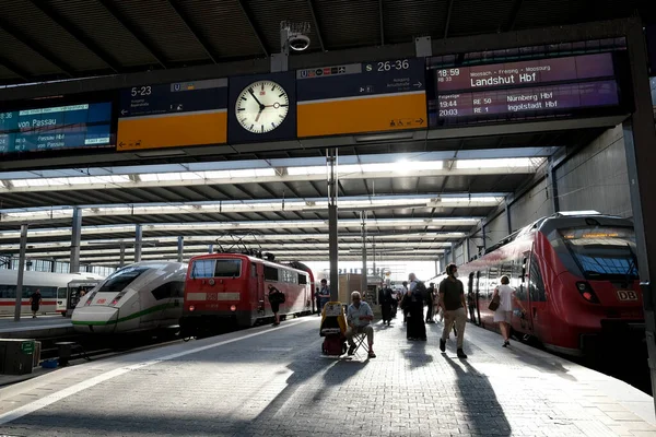 Pasażerski Spacer Peronie Przybyciu Pociągu Dworzec Centralny Monachium Lipca 2022 — Zdjęcie stockowe