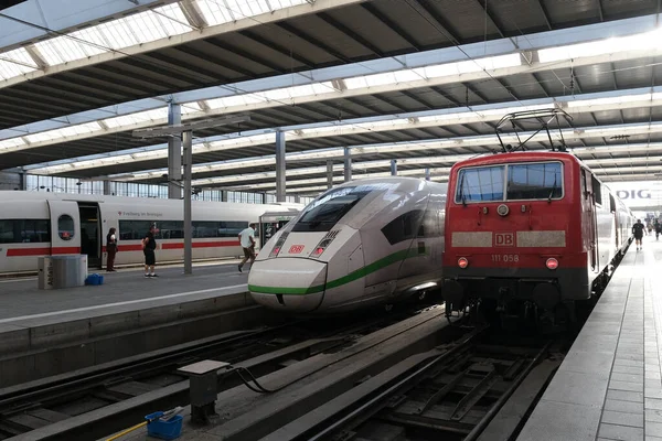 Vlaky Sedí Nástupišti Mnichovském Hlavním Nádraží Německu Července 2022 — Stock fotografie