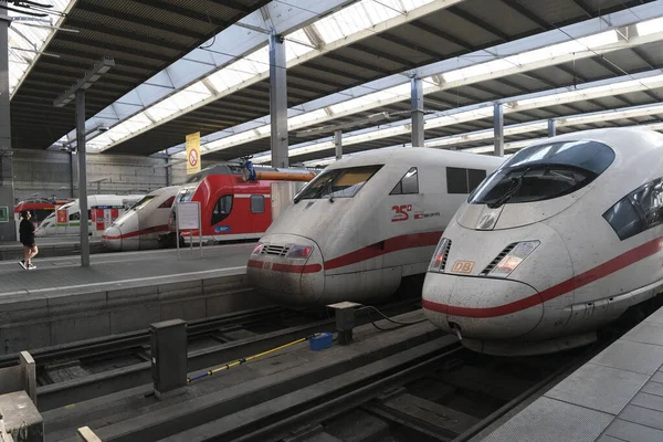 Trens Sentam Plataforma Estação Central Munique Alemanha Julho 2022 — Fotografia de Stock