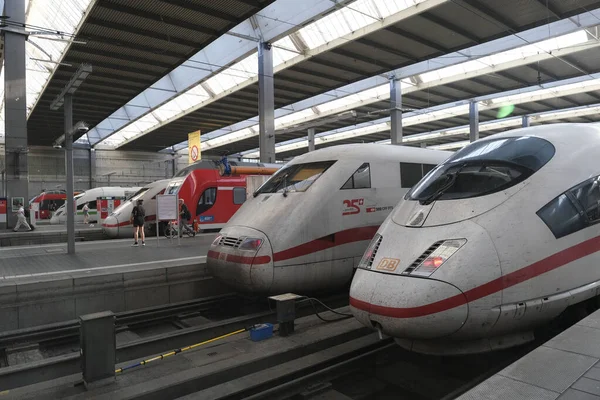 Trens Sentam Plataforma Estação Central Munique Alemanha Julho 2022 — Fotografia de Stock