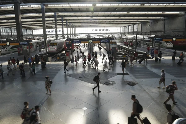 Passagerarpromenad Plattform Efter Att Ett Pendeltåg Anlänt Till Münchens Centralstation — Stockfoto