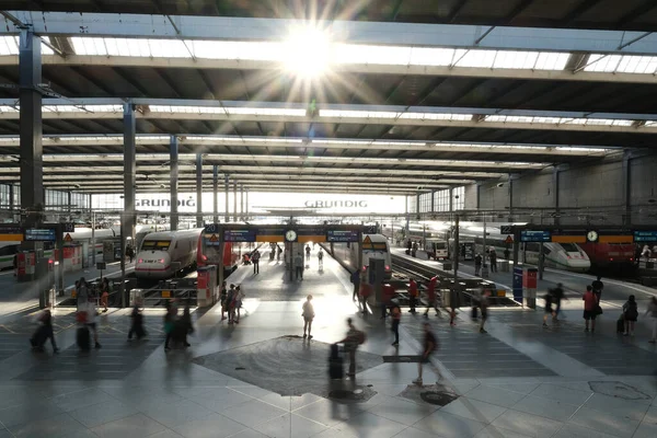 Passeggiata Dei Passeggeri Binario Dopo Arrivo Treno Pendolare Alla Stazione — Foto Stock