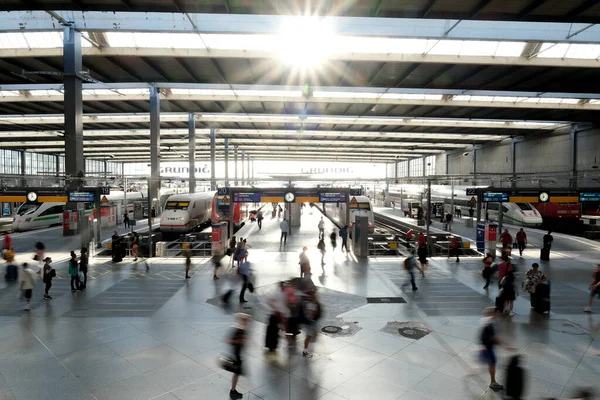 Pasażerski Spacer Peronie Przybyciu Pociągu Dworzec Centralny Monachium Lipca 2022 — Zdjęcie stockowe