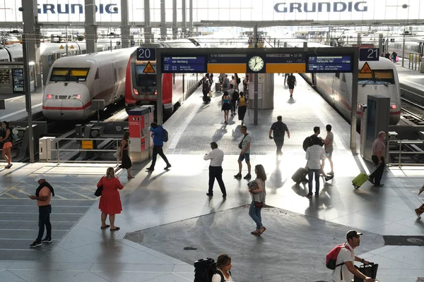 Passenger Walk Platform Commuter Train Arrived Munich Central Station Germany — Stock Photo, Image