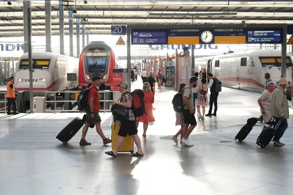 Passenger Walk Platform Commuter Train Arrived Munich Central Station Germany — Stock Photo, Image