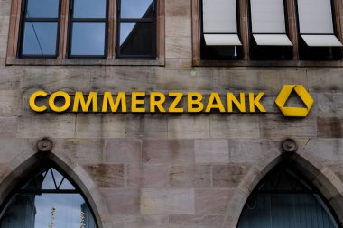 Almanya 'nın Nuremberg kentinde 2022 yılında faaliyet gösteren büyük bir Alman bankası olan Commerzbank AG bankasının dış görünüşü.