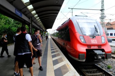 Yolcu, 23 Temmuz 2022 'de Almanya' daki Erlangen Tren İstasyonu 'nda bir platformda duruyor..