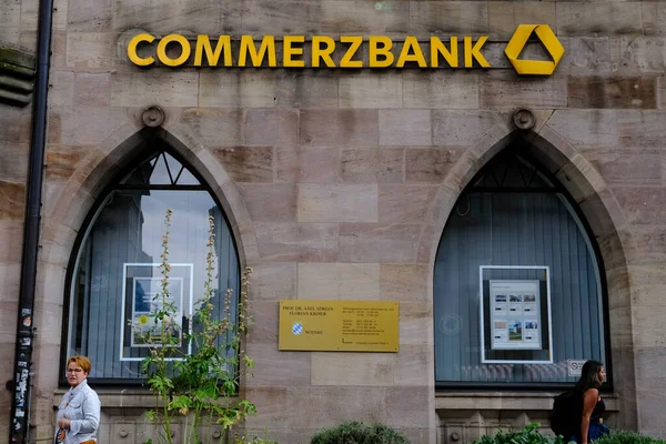 2022年7月にドイツ ニュルンベルクでユニバーサルバンクとして運営されているドイツの大手銀行であるコメルツバンクAg銀行の外観 — ストック写真