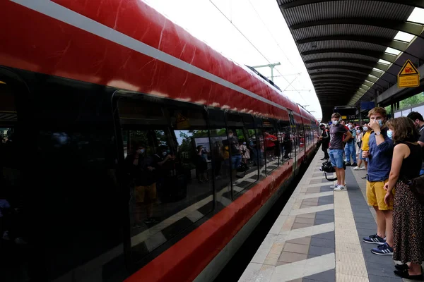 승객들은 2022 독일의 얼랑겐 기차역에 승강장에서 — 스톡 사진