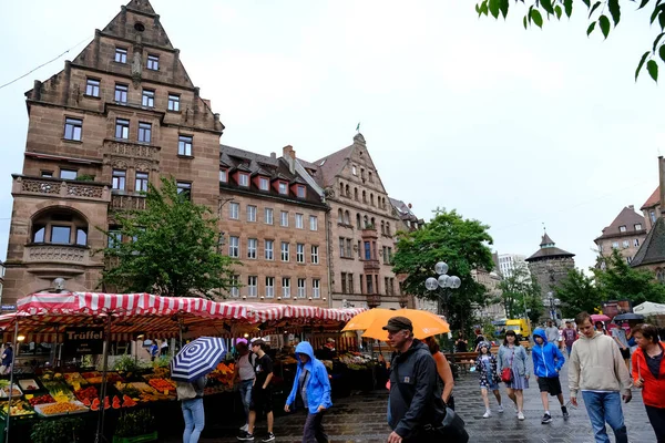 2022年7月23日德国纽伦堡市场的购物者 — 图库照片