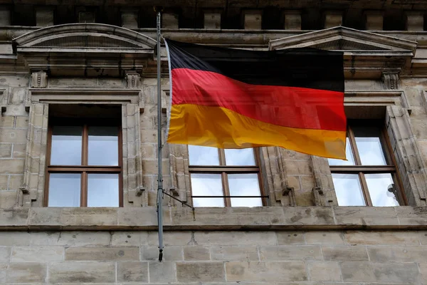 Γερμανική Σημαία Κυματίζει Έξω Από Ένα Κτίριο Στη Βαυαρία Γερμανία — Φωτογραφία Αρχείου