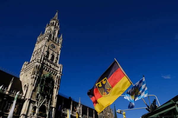 2022年7月25日ドイツ バイエルン州の建物の外のドイツの旗波 — ストック写真