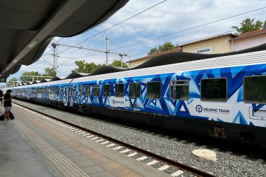 Yunanistan 'ın Leianokladi kentindeki tren istasyonunda 13 Ağustos 2022' de durmaktadır..