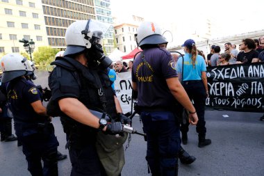 Yunanistan 'ın Atina kentindeki metro istasyonu planına karşı 25 Ağustos 2022' de düzenlenen protesto gösterisinde, çevik kuvvet polisi Atina tarihi Exarchia Meydanı sakinlerini kordon altına aldı