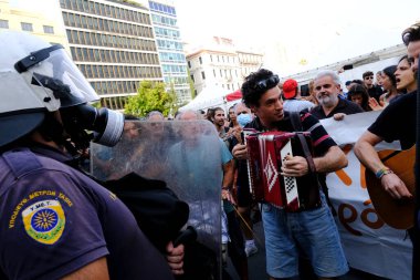 Yunanistan 'ın Atina kentindeki metro istasyonu planına karşı 25 Ağustos 2022' de düzenlenen protesto gösterisinde, çevik kuvvet polisi Atina tarihi Exarchia Meydanı sakinlerini kordon altına aldı