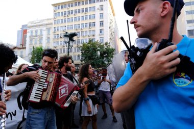 Yunanistan 'ın Atina kentindeki metro istasyonu planına karşı 25 Ağustos 2022' de düzenlenen protesto gösterisinde, çevik kuvvet polisi Atina tarihi Exarchia Meydanı sakinlerini kordon altına aldı