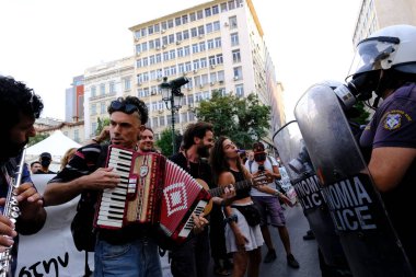 Yunanistan 'ın Atina kentindeki metro istasyonu planına karşı 25 Ağustos 2022' de düzenlenen protesto gösterisinde, çevik kuvvet polisi Atina tarihi Exarchia Meydanı sakinlerini kordon altına aldı
