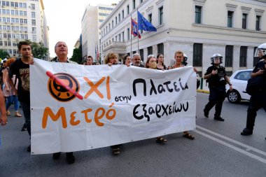 Yunanistan 'ın Atina kentindeki metro istasyonu planına karşı 25 Ağustos 2022' de düzenlenen protesto gösterisinde, çevik kuvvet polisi Atina tarihi Exarchia Meydanı sakinlerini kordon altına aldı